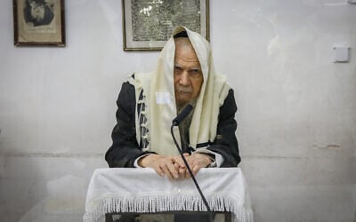 Rabbi Gershon Edelstein, head of the Ponovitz Yeshiva seen during a morning prayer at his home in Bnei Brak, February 15, 2021. (Yaakov Naumi/Flash90)
