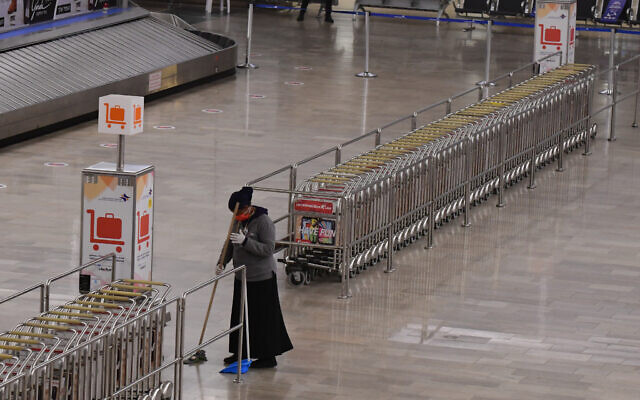 The nearly deserted arrivals area of Ben Gurion Airport, March 1, 2021. (Tomer Neuberg/Flash90)