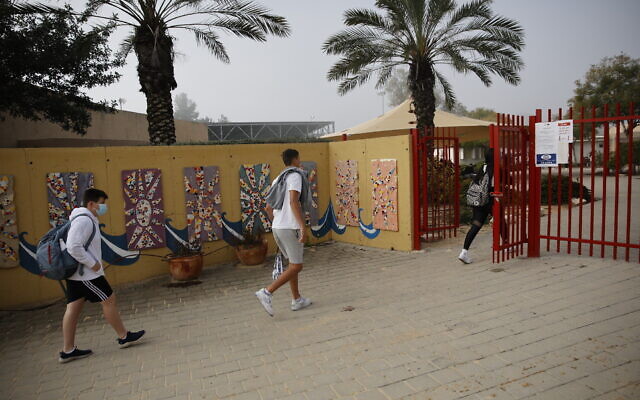 Students wearing face masks return to school in Yad Mordechai on March 7, 2021. (Flash90)