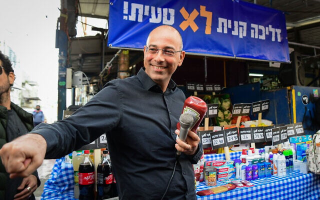 Prof. Yaron Zelekha, head of the New Economic Party, seen at an election campaign event focused on the cost of groceries, at Hacarmel market in Tel Aviv on March 9, 2021. (Avshalom Sassoni/Flash90)