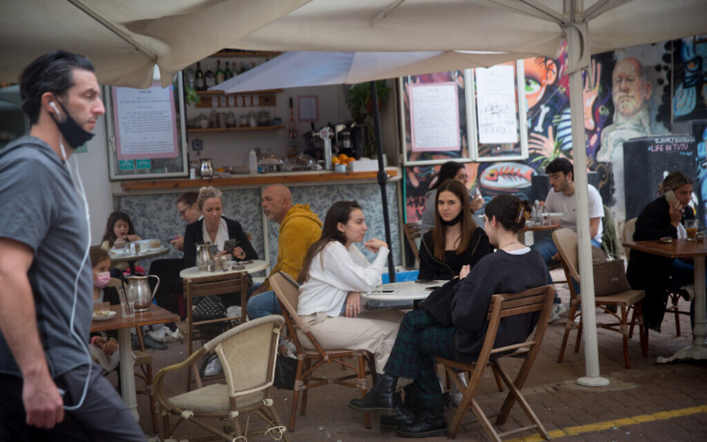 People enjoy dining at restaurants in Tel Aviv following their reopening this week, March 11, 2021 (Miriam Alster/FLASH90)