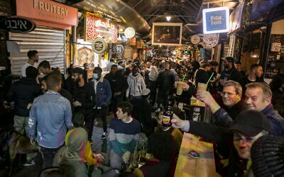 Israelis at bars in Jerusalem's Mahane Yehuda market  on March 12 2021. (Olivier Fitoussi/Flash90)