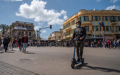 Israelis wear protective face masks in Tel Aviv, on March 12, 2021. (Yahav Gamliel/Flash90)