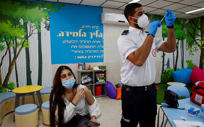 An Israeli student receives a COVID-19 vaccine injection at a high school in the southern Israeli city of Beersheba, March 17, 2021. (Flash90)