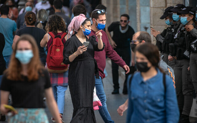 Israelis walk in Jerusalem on March 21, 2021. (Olivier Fitoussi/Flash90) Israelis walk in Jerusalem on March 21, 2021. (Olivier Fitoussi/Flash90)