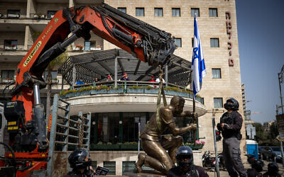 Israeli police officers and the municipality remove a statue of an anti-Netanyahu demonstrator outside Prime Minister Benjamin Netanyahu's official residence in Jerusalem March 21, 2021 (Yonatan Sindel/Flash90)