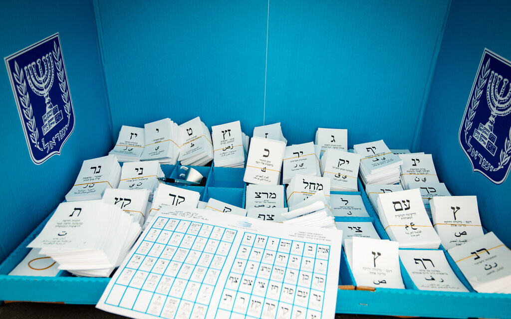 A ballot station in the Knesset elections, March 23, 2021. (Avi Roccah/Flash90)