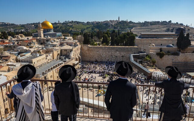 Jewish worshippers in front of the Western Wall during the Passover priestly blessing, March 29, 2021 (Olivier Fitoussi/Flash90)T