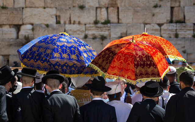 Jewish worshippers in front of the Western Wall during the Passover priestly blessing, March 29, 2021 (Olivier Fitoussi/Flash90)T Jewish worshippers in front of the Western Wall during the Passover priestly blessing, March 29, 2021 (Olivier Fitoussi/Flash90)T