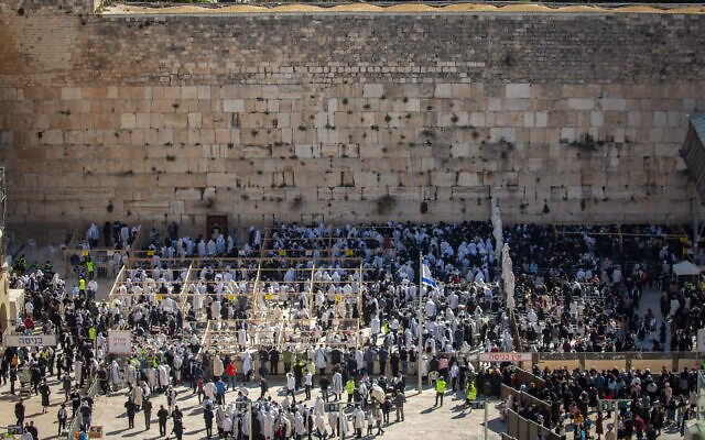 Jewish worshippers in front of the Western Wall during the Passover priestly blessing, March 29, 2021 (Olivier Fitoussi/Flash90) Jewish worshippers in front of the Western Wall during the Passover priestly blessing, March 29, 2021 (Olivier Fitoussi/Flash90)