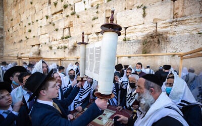 Jewish worshippers in front of the Western Wall during the Passover priestly blessing, March 29, 2021 (Olivier Fitoussi/Flash90)T