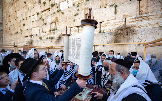 Jewish worshippers in front of the Western Wall during the Passover priestly blessing, March 29, 2021 (Olivier Fitoussi/Flash90)T Jewish worshippers in front of the Western Wall during the Passover priestly blessing, March 29, 2021 (Olivier Fitoussi/Flash90)T