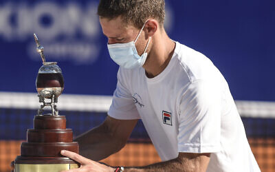 Diego Schwartzman of Argentina holds the champions trophy after winning the Men's Singles Final match against Francisco Cerundolo in the Argentina Open 2021, at Buenos Aires Lawn Tennis Club on March 7, 2021. (Marcelo Endelli/ Getty Images)