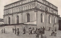 The Great Synagogue of Brody, Ukraine, pictured on a 1908 postcard. (Public domain)
