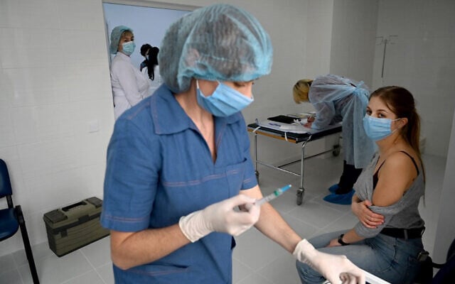 A medical worker receives a dose of the Oxford-AstraZeneca vaccine in Kyiv, Ukraine, March 15, 2021. (Sergei SUPINSKY / AFP) A medical worker receives a dose of the Oxford-AstraZeneca vaccine in Kyiv, Ukraine, March 15, 2021. (Sergei SUPINSKY / AFP)