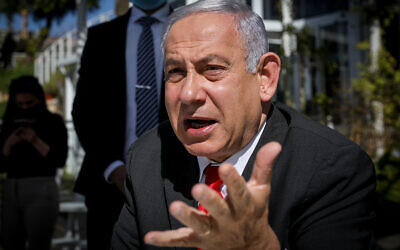 Prime Minister Benjamin Netanyahu and Jerusalem Mayor Moshe Leon visit a restaurant in Jerusalem, March 7, 2021. (Noam Revkin Fenton/Flash90)