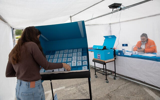 A polling station for people that is under quarantine in Jerusalem, during the Knesset Elections, on March 23, 2021. (Olivier Fitoussi/Flash90) A polling station for people that is under quarantine in Jerusalem, during the Knesset Elections, on March 23, 2021. (Olivier Fitoussi/Flash90)
