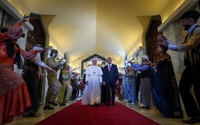 Iraq's Prime Minister Mustafa al-Kadhemi (R) welcomes Pope Francis at Baghdad International Airport's VIP Lounge, on March 5, 2021. (Ayman HENNA / AFP)
