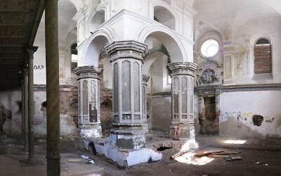 The interior of the Great Synagogue of Slonim, Belarus, pictured in 2007. (Wikimedia Commons via JTA)