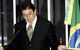 Brazilian lower house deputy Roberto Jefferson gestures as he finishes his speech during a session of the Congress Lower Chamber to vote his ouster 14 September, 2005 in Brasilia. (AFP PHOTO/Evaristo SA)