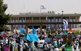 Hundreds of people demonstrate during a swearing-in ceremony of the new Knesset in Jerusalem on April 6, 2021, against a group of newly elected lawmakers who oppose gay rights (Emmanuel DUNAND / AFP)