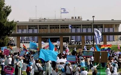 Hundreds of people demonstrate during a swearing-in ceremony of the new Knesset in Jerusalem on April 6, 2021, against a group of newly elected lawmakers who oppose gay rights (Emmanuel DUNAND / AFP)