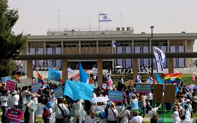Hundreds of people demonstrate during a swearing-in ceremony of the new Knesset in Jerusalem on April 6, 2021, against a group of newly elected lawmakers who oppose gay rights (Emmanuel DUNAND / AFP) Hundreds of people demonstrate during a swearing-in ceremony of the new Knesset in Jerusalem on April 6, 2021, against a group of newly elected lawmakers who oppose gay rights (Emmanuel DUNAND / AFP)