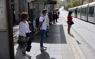 Israelis stand in silence in Jerusalem on April 8, 2021 as sirens wail across Israel for two minutes marking the annual day of remembrance for the six million Jewish victims of the Nazi genocide. (Menahem KAHANA / AFP)