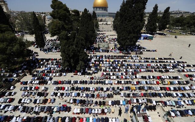 Palestinians take part in the first Friday prayers of the Muslim fasting month of Ramadan, at the Temple Mount in Jerusalem's Old City, on April 16, 2021. (Ahmad GHARABLI / AFP) Palestinians take part in the first Friday prayers of the Muslim fasting month of Ramadan, at the Temple Mount in Jerusalem's Old City, on April 16, 2021. (Ahmad GHARABLI / AFP)