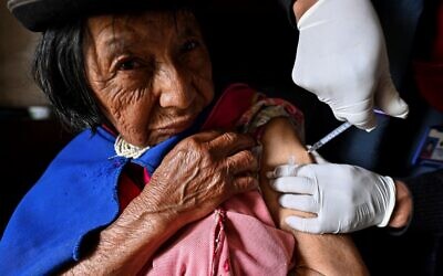 Indigenous nurse of the Misak ethnic group Anselmo Tunubala, 49, inoculates an elderly indigenous woman with a Sinovac vaccine against COVID-19 in the Guambia indigenous reservation, rural area of Silvia, department of Cauca, Colombia, on April 15, 2021 (Luis ROBAYO / AFP)