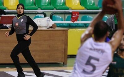 Egyptian Basketball referee Sarah Gamal watches players during a match between the Al-Ittihad and Al-Geish teams at the Al-Ittihad Al-Sakandari Arena in the country's northern city of Alexandria, on April 17, 2021. (Photo by Hazem GOUDA / AFP)