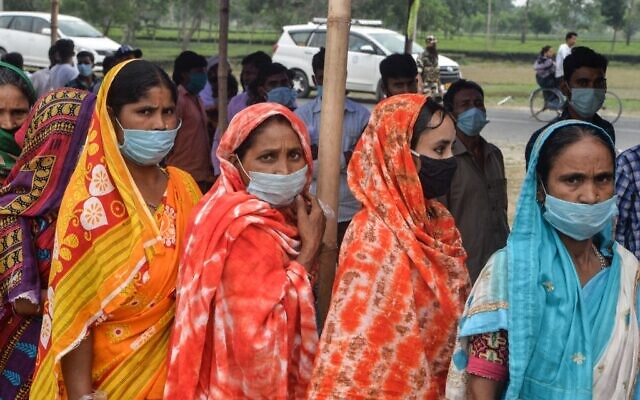 Indian women stand in a queue to cast votes during a legislative assembly election at Chopra, in Dinajpur district on April 22, 2021. (Diptendu DUTTA / AFP) Indian women stand in a queue to cast votes during a legislative assembly election at Chopra, in Dinajpur district on April 22, 2021. (Diptendu DUTTA / AFP)
