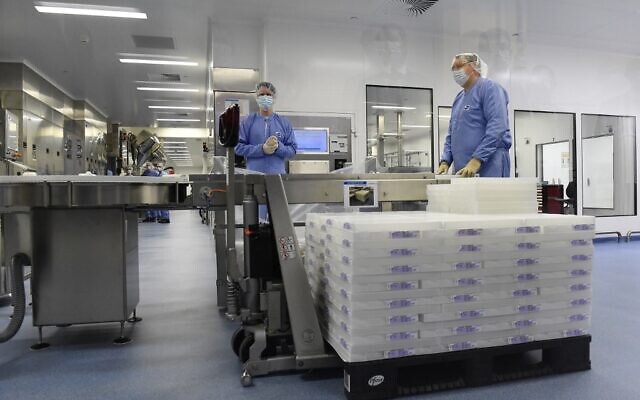 Employees are at work at the factory of US multinational pharmaceutical company Pfizer in Puurs, Belgium, April 23, 2021. (JOHN THYS / POOL / AFP) Employees are at work at the factory of US multinational pharmaceutical company Pfizer in Puurs, Belgium, April 23, 2021. (JOHN THYS / POOL / AFP)