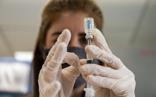 In this file photo taken on March 4, 2021, a pharmacist handles a Johnson & Johnson in Boston, Massachusetts (Joseph Prezioso / AFP) In this file photo taken on March 4, 2021, a pharmacist handles a Johnson & Johnson in Boston, Massachusetts (Joseph Prezioso / AFP)
