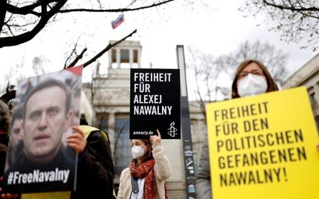Activists from Amnesty International demonstrate outside the Russian embassy in Berlin, on April 24, 2021, calling for the release of Kremlin critic Alexei Navalny. (Odd ANDERSEN / AFP) Activists from Amnesty International demonstrate outside the Russian embassy in Berlin, on April 24, 2021, calling for the release of Kremlin critic Alexei Navalny. (Odd ANDERSEN / AFP)