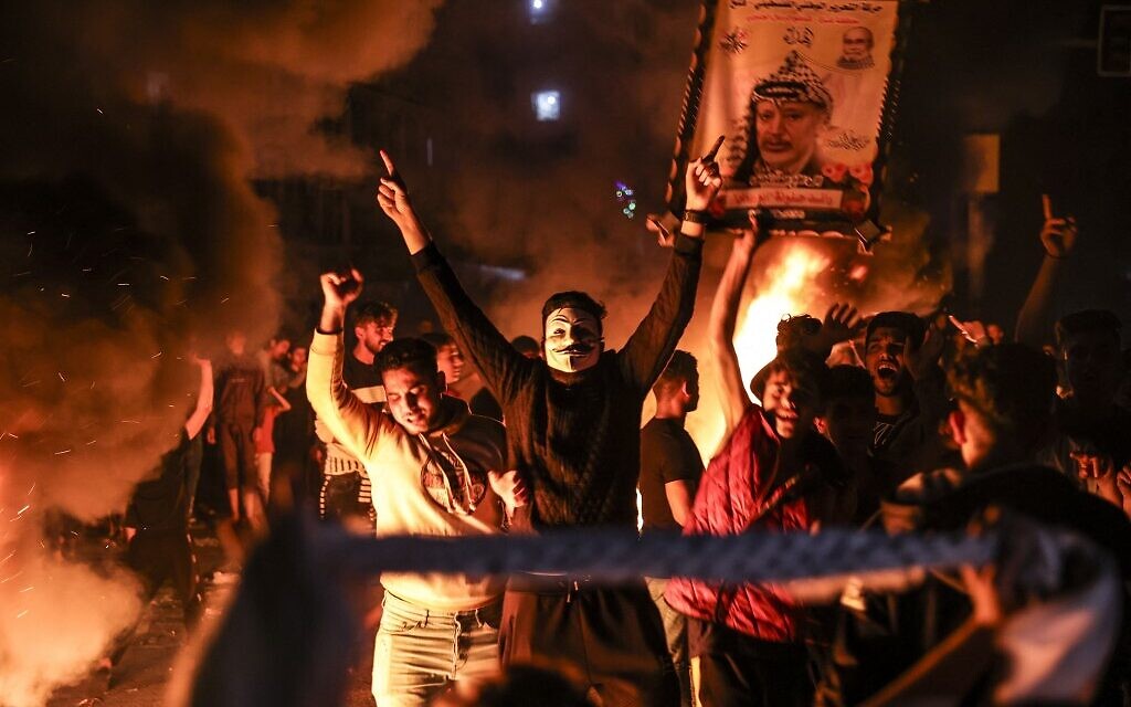 Palestinians chant slogans as they burn tires during a rally in Gaza City in support of demonstrators in Jerusalem on April 24, 2021 (MAHMUD HAMS / AFP) Palestinians chant slogans as they burn tires during a rally in Gaza City in support of demonstrators in Jerusalem on April 24, 2021 (MAHMUD HAMS / AFP)