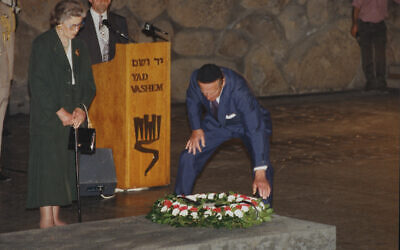 Princess Sophie and Prince Philip lay a wreath in Yad Vashem's Hall of Remembrance in honor of the victims of the Holocaust, October 30, 1994. (Yad Vashem)