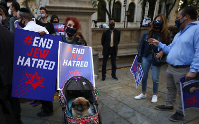 A crowd protests antisemitism in New York City, Oct. 15, 2020. (Tayfun Coskun/Anadolu Agency via Getty Images, via JTA)
