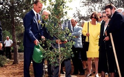 Planting of the tree honoring Princess Alice, Righteous Among the Nations, at Yad Vashem, the World Holocaust Remembrance Center in Jerusalem, October 30, 1994. (Yad Vashem)