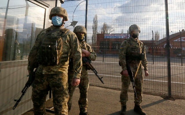 Ukrainian soldiers guard a check point at the town Shshastya, Ukraine, near Luhansk, Ukraine, April 16, 2021. (Efrem Lukatsky/AP) Ukrainian soldiers guard a check point at the town Shshastya, Ukraine, near Luhansk, Ukraine, April 16, 2021. (Efrem Lukatsky/AP)