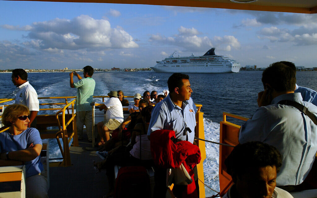 Illustrative: Tourists look on as they navigate back to Playa del Carmen after visiting Cozumel Island, Mexico, December 14, 2005. (AP Photo/Guillermo Arias)