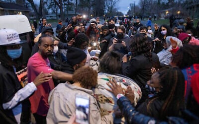 Family and friends, foreground, of Daunte Wright, 20, mourn, April 11, 2021, in Brooklyn Center, Minnesota (AP Photo/Christian Monterrosa) Family and friends, foreground, of Daunte Wright, 20, mourn, April 11, 2021, in Brooklyn Center, Minnesota (AP Photo/Christian Monterrosa)