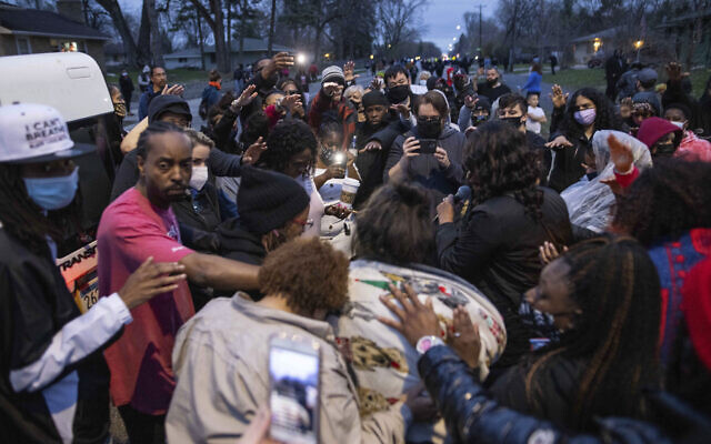 Family and friends, foreground, of Daunte Wright, 20, mourn, April 11, 2021, in Brooklyn Center, Minnesota (AP Photo/Christian Monterrosa) Family and friends, foreground, of Daunte Wright, 20, mourn, April 11, 2021, in Brooklyn Center, Minnesota (AP Photo/Christian Monterrosa)