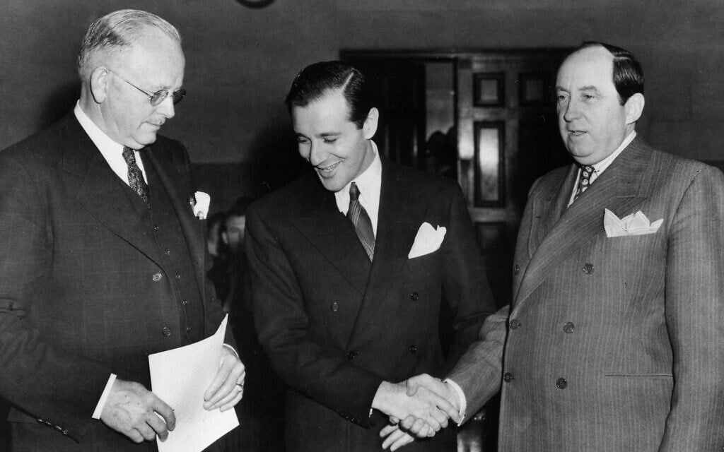 Benjamin 'Bugsy' Siegel, center, thanks his attorneys Byron Hanna, left, and Jerry Giesler after Siegel's indictment for murder was dismissed in Los Angeles, California, December 11, 1940. (AP Photo)