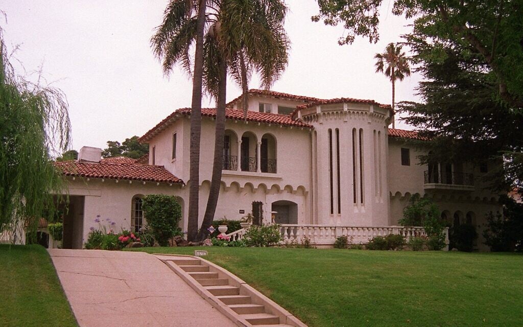 This is an exterior photo on June 14, 1997, of the home where, according to sources, Benjamin 'Bugsy' Siegel was murdered in Beverly Hills, California, on June 20, 1946.   (AP Photo/Michael Tweed)