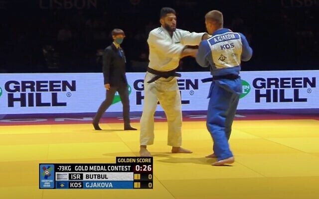 Screen capture from video of Israeli judoka Tohar Bulbul, left, during the finals in the men's under-73kg category at the European Judo Championships, April 17, 2021. (YouTube) Screen capture from video of Israeli judoka Tohar Bulbul, left, during the finals in the men's under-73kg category at the European Judo Championships, April 17, 2021. (YouTube)