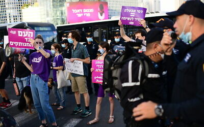 Israelis protest their financial situation and the government's lack of financial aid, at the Azrieli intersection, in Tel Aviv, June 29, 2020 (TomerNeuberg/FLASH90)