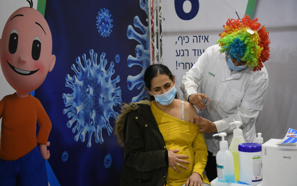 A pregnant woman receives a COVID-19 vaccine injection at a Clalit vaccination center in Or Yehuda, on Purim, February 25, 2021. (Flash90) A pregnant woman receives a COVID-19 vaccine injection at a Clalit vaccination center in Or Yehuda, on Purim, February 25, 2021. (Flash90)