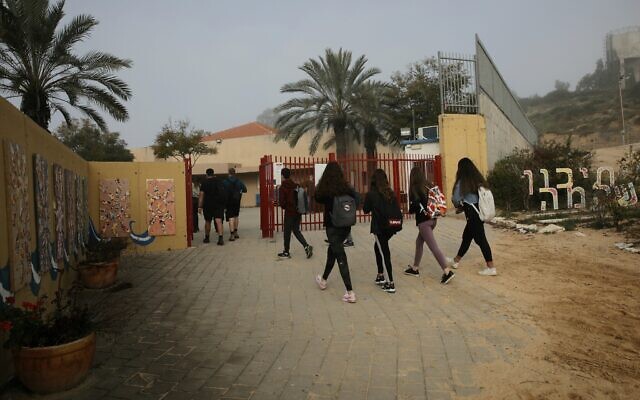 Illustrative -- Israeli students wearing face masks return to a school in Yad Mordechai, March 7, 2021. (Flash90) Illustrative -- Israeli students wearing face masks return to a school in Yad Mordechai, March 7, 2021. (Flash90)