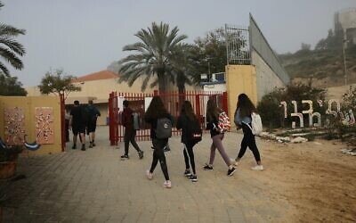 Israeli students go to school in Yad Mordechai, March 07, 2021 (Flash90)